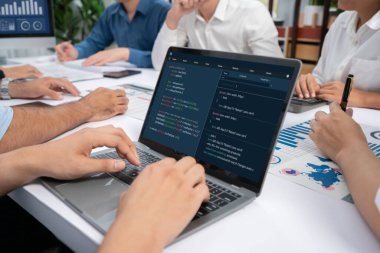 Uygulama ve program kodlaması için bilgisayar ekranında yazılım geliştirme programlama