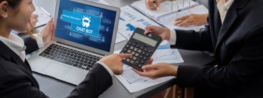 İş zekası ve veri analizi kavramı. Analizci ekibi laptop ekranında finansal veri analizi üzerinde çalışıyor. Etkili iş stratejik planlama için pazarlama göstergesi olarak. İçgörü