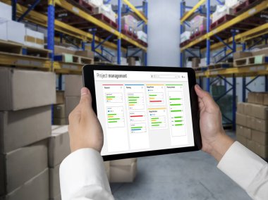 Ekip projesinin zaman çizelgesini gösteren bilgisayar ekranında, modern iş projesi yönetimi için proje planlama yazılımı