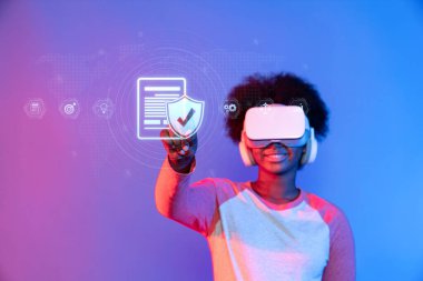 Genç bir kullanıcı sanal gerçeklik teknolojisiyle uğraşır, yasalara ve yönetmeliklere uymasını sağlar. Bu deneyim kalite kontrolü ve sertifikalı süreçleri vurgular. XDMCP