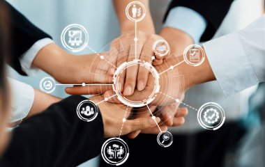 Çeşitli el grupları bir araya gelerek işbirliği ve takım çalışmasını sembolize eder, profesyonel bir ortamda yönetim stratejileri ve iş çözümlerini yansıtır. Dostluk