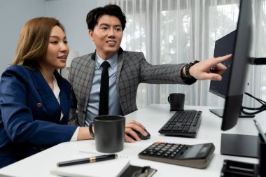 Asyalı iş ortakları, çevrimiçi bilgisayar ekranı değer oranları web sitesi programında en yüksek dinamik borsa verilerine işaret ediyorlar. Modern ofiste gerçek zamanlı finansal sermaye gösteren bir yatırımcı. İnfobahn.