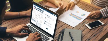 İnternet sitesindeki modish regrition için çevrimiçi aplikasyon rezervasyon takvimi