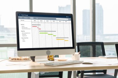 Ekip projesinin zaman çizelgesini gösteren bilgisayar ekranında, modern iş projesi yönetimi için proje planlama yazılımı