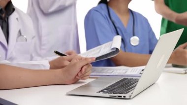 Hastane masasında birlikte çalışan ve tıbbi tedavi ya da sağlık hizmeti planlayan profesyonel bir grup. Takım çalışması başarılı hastalıklara ve hastalıklara yol açar. Ağır çekim. Katı.