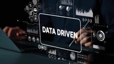 Dijital Arayüz ve Teknoloji ve İş Teması Grafikleri ile çevrelenmiş Dizüstü bilgisayarda Elle Yazılan Geleceğin Verisi Konsepti. Asemptotik akıllı veri analitiği.