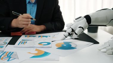 Yapay zeka araçları iş analitiği hakkında kritik anlayışlar sağlayarak, ekipleri bilgilendirilmiş pazarlama seçenekleri ve stratejik işbirliği kararları vermeye teşvik ediyor. Noogenesis Yapay Zeka