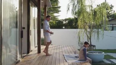 Baba ve kızı birlikte ilginç bir doğa manzarası izliyorlar. Ebeveynler, çevre farkındalığıyla ilgili genç nesli iletişim kurmak için açık hava aktivitelerini kullanırlar. Uyumsuzluk.