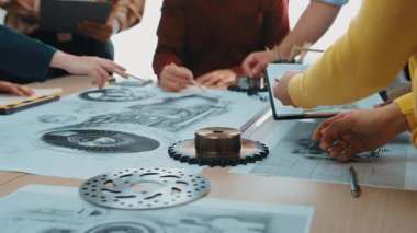 Mühendisler, yaratıcı ve işbirlikçi bir çalışma ortamında teknik çizimler ve mekanik bileşenler üzerinde yoğunlaşarak ayrıntılı bir tasarım oturumu üzerinde birlikte çalışırlar. SACTR