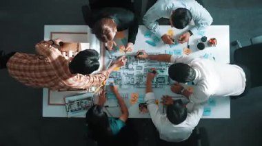 Profesyonel mimar mühendis ekibinin ev modeline yapışkan notlar yazıp not tutması ve iç tasarımcının dış tasarım hakkında konuşup tartışması. Hizalama.