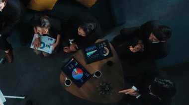 İşletme takımının en düşük görüşü yatırımcının beyaz tahtada dururken sunduğu fikri dinlemektir. Tablet sergilenirken çeşitli gruplar oturuyordu. Finansal grafik veya yatırım istatistikleri. Müdürlük.