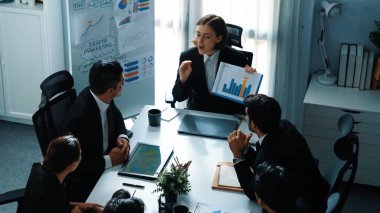 Profesyonel yönetici görüşü, çeşitli iş adamlarından oluşan bir grup başarılı projeyi dinlerken ve el çırparken çeşitli takımlara satışların arttığını gösteriyor. Müdürlük.