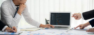 Uygulama ve program kodlaması için bilgisayar ekranında yazılım geliştirme programlama