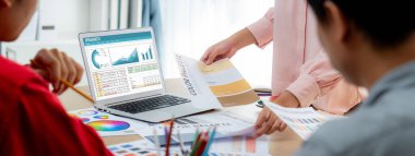 Hesap tablosu bilgi finansal başlangıç kavramı. Çevrimiçi analiz projesi için hesap tablosu belgelerinde veri ve grafikler