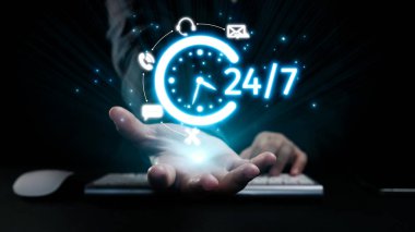 Parlayan saat ve iletişim simgeleriyle 24 saat müşteri hizmeti sunan, sürekli destek ve bağlantıyı sembolize eden kavramsal bir resim. Dörtgen