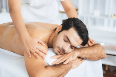 Kafkas erkek müşteri stres önleyici spa masajının keyfini çıkarıyor ve lüks otel veya oteldeki gündüz açık hava ortamında güzellik derisi eğlencesi ile şımartıyor. Sessiz.