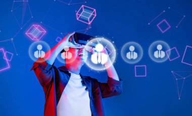 Bir kişi, dijital ağ bağlantıları ve iletişim sembolleri, yenilik sergisi ve modern teknolojiyle çevrili sanal gerçeklik ortamını aktif olarak keşfeder. XDMCP