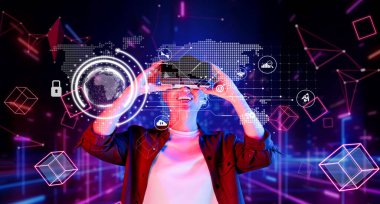 Genç bir insan, yenilikçi grafikler ve metriklerle veri analizi ve mali stratejisini vurgulayarak, canlı bir dijital ortamda sanal gerçeklik teknolojisine bağlanıyor. XDMCP