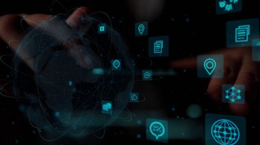 Teknoloji odaklı bir ortamda küresel bağlantıyı ve iletişimi temsil eden dijital simgelerle etkileşen kavramsal görüntü gösteren eller. Xenic