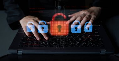 Siber güvenlik ihlalini gösteren dijital güvenlik kavramı, güvenlik sistemleri arasında veriye maruz kaldığını belirten kırmızı bir asma kilit, sistem savunmasızlığını ve Latch riskini vurguluyor.