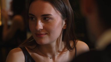 Odaklanmış güzel, çekici bir kadının portresi yatay manzaralı arkadaşlarla sohbet ediyor. Gece kulübünde sosyetik atmosferde doğal yüz güzelliği yakalamak. Vinosity.