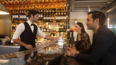 Lüks barlarda cin kokteyli ya da tonik servisi yapan zeki barmenlere odaklanmak, sıcak gece kulübünün arka planında VIP müşteri çiftiyle canlı sohbetler yapmak. Vinosity.