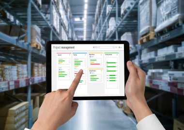 Ekip projesinin zaman çizelgesini gösteren bilgisayar ekranında, modern iş projesi yönetimi için proje planlama yazılımı