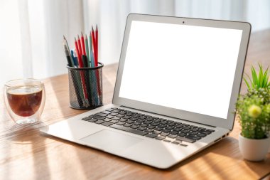 Tasarımınız için mod bilgisayardaki beyaz boş ekran monitör ekranında maket yapın