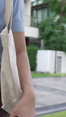 Evinde şarj edilen elektrikli bir araçla işten yeni dönen modern bir kadının ilerici yaşam tarzı. Elektrikli araç, sürdürülebilir temiz enerjiyle çalışıyor..