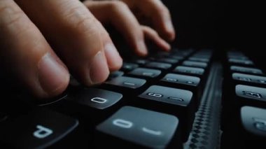 Bilgisayar klavyesinde parmaklarıyla daktilo eden hızlandırılmış yakın çekim adam. Makro yumuşak odaklı bebek çekimi. Bilgisayar programlama, mesajlaşma çevrimiçi mesajlaşma ve çevrimiçi pazarlama işi hiperhız kavramı. Topla