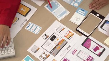 Mobil uygulama ya da web sitesi için kullanıcı arayüzü prototipi planlayan şirket çalışanlarının en iyi görünüm videosu. UX UI tasarımcı beyin fırtınası kullanıcı dostu arayüz planı. Sinerjik