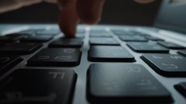 Bilgisayar klavyesinde elleri ve parmaklarıyla yazı yazan yakın plan bir adam. Makro yumuşak odaklı bebek çekimi. Bilgisayar programlama, mesajlaşma çevrimiçi mesajlaşma ve çevrimiçi pazarlama işi konsepti. Topla