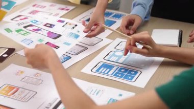 Mobil uygulama ya da web sitesi için kullanıcı arayüzü prototipi planlayan şirket çalışanlarının panorama videosu. UX UI tasarım beyin fırtınası kullanıcı dostu arayüz planı tasarlıyor. Sinerjik