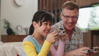 Büyükbaba ve torun birlikte konsol oyunu, eğlence medyası oynuyorlar. Eski kullanım teknolojisi yeni nesil ile iletişim kurar. Nesiller arası uçurum aile bağını güçlendirir. Uyumsuzluk.