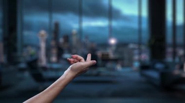 Bir robot el, dijital dönüşümü vurgulayarak, modern bir iş ortamında sanal pazarlama stratejisi gösterimi, yenilik ve teknoloji kavramları ile etkileşime girer. Auvana