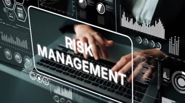 Veri Görselleştirme ve Arka planda Modern Teknoloji Elementleri ile Risk Yönetimi Yapan Profesyonel Kişi. Asemptotik akıllı veri analitiği.
