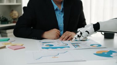 AI destekli pazarlama analitik rehberliği profesyonelleri, karar verme mekanizmasının geliştirilmesi, arıtma stratejileri ve işbirlikçi iş akışlarının geliştirilmesi. Noogenesis Yapay Zeka