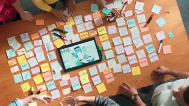 Akıllı iş adamlarının el sıkışması ya da toplantı masasında cep telefonu ya da bilgisayar için tablet kablo görüntüleme prototipi ile anlaşma yapması. Ekibin birlikte çalıştığına dair hava görüşü. Sempozyum.