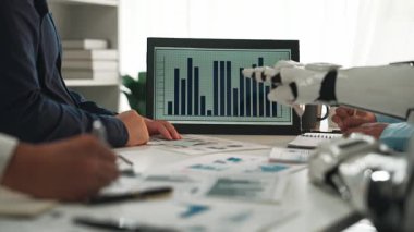 İş danışmanları, kurumsal stratejiyi iyileştirmek ve finansal tahminleri iyileştirmek için yapay zeka analitiğini karar verme sürecine entegre ediyorlar. Noogenesis Yapay Zeka