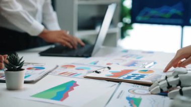 Danışmanlar yapay zekanın sağladığı analizleri, stratejik karar verme mekanizmasını ve işbirlikçi pazarlama yaklaşımlarını tartıştılar. Noogenesis Yapay Zeka