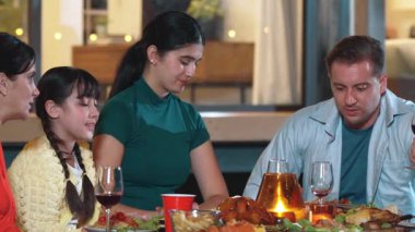 Aile, bahçede tatil kutlaması için bir araya geldi. Aile üyeleri, yemeğe. Açık hava kamp aktivitesi yemekle rahatlamak ve nesiller arası tatlı akrabalarla vakit geçirmek için. Uyumsuzluk.