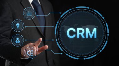 Profesyonel bir işadamı, günümüz dijital dünyasında verimli müşteri ilişkileri yönetimi için yenilikçi çözümler sunan modern bir CRM teknoloji arayüzü ile ilgilenir. XDMCP