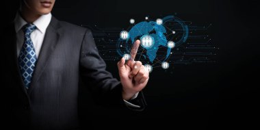 İş adamı ağ kurar, değerli bağlantılar kurar. EIDE profesyonel ağ ve fırsatları genişletmek için etkili insan ağ stratejileri