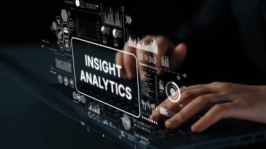 Eller dizüstü bilgisayarda dijital analitik ve veri görselleştirme grafikleriyle yazarak iç görü analitik kavramını temsil ediyor. Asemptotik akıllı veri analitiği.