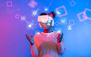 Sanal gerçeklik kulaklığı takan genç bir birey dijital reklamları ve etkileşimli arayüzleri inceleyerek çevrimiçi bağlantının ve kullanıcı deneyiminin geleceğini gösteriyor. XDMCP