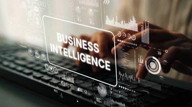 Dijital bir arayüzde soyut iş zekası veri görselleştirmeleri olan bir klavyeye yazı yazan eller. Asemptotik akıllı veri analitiği.