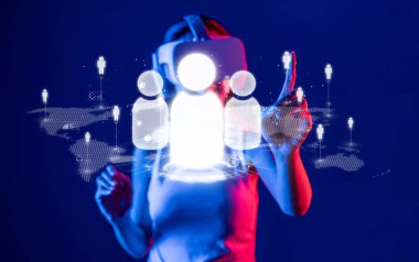 Sanal gerçeklik kulaklığı takan bir kişi, küresel bağlamda yenilikçi iletişim ve bağlantı sergileyen, dijital bir ağa bağlanır. XDMCP