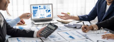 İş zekası ve veri analizi kavramı. Analizci ekibi laptop ekranında finansal veri analizi üzerinde çalışıyor. Etkili iş stratejik planlama için pazarlama göstergesi olarak. İçgörü