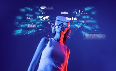 Genç bir kadın, finansal ve pazarlama stratejileriyle ilgili kapsamlı analitik ve grafiklerle etkileşerek sanal gerçeklik kulaklığıyla veri dünyasını keşfediyor. XDMCP