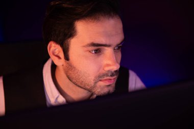 Piyasa verilerini ya da e-postalarını analiz eden sıkılmış işadamlarının, satış kanalı çevrimiçi ürünü üzerinde gecenin geç saatlerinde oluşturulan çevrimiçi ürün hazırlıklarına geri gönderdikleri portre. Tahmin et..